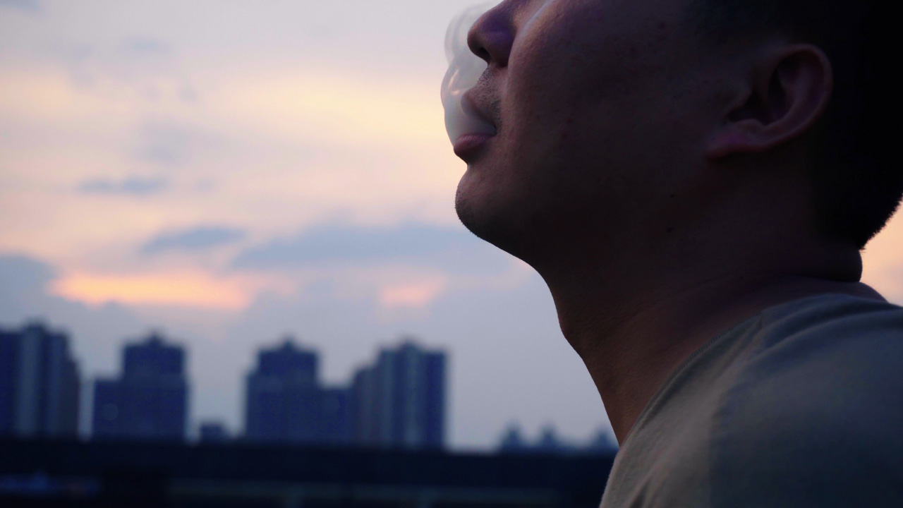 男人焦虑/烦恼/孤单 – 视频素材(横屏)